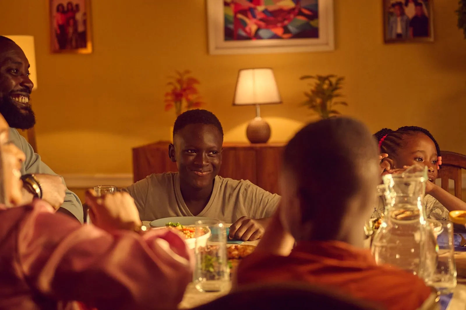 Onga film still: a family laughing around the dinner table